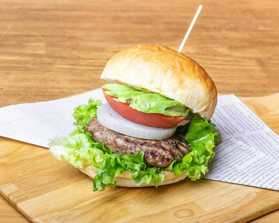素材が織りなすハーモニー。特注パンのハンバーガー