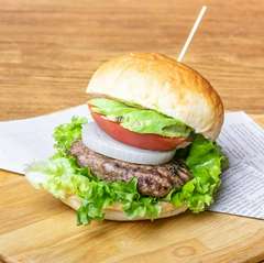 素材が織りなすハーモニー。特注パンのハンバーガー