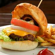 素材が織りなすハーモニー。特注パンのハンバーガー