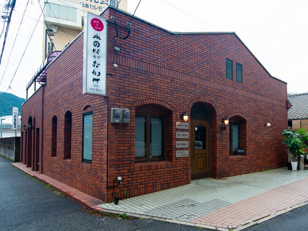 大通りから少し離れた街の一画に佇む、まさに大人の隠れ家