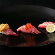 同店の看板メニューのひとつである『和牛にぎり』は、シャリにもこだわった逸品。赤酢と白酢、2種のシャリを用意して、部位や肉質によって使い分けています。サガリやハラミなど、肉質の良さを味わって。