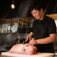 目の前で巨大な肉の塊に包丁を入れたり、炭火で肉を炙ったり…オープンキッチンの店内では、ライブ感ある調理風景を楽しめます。訪れるたびに驚きがある、ワクワクを誘うメニューや演出が持ち味です。