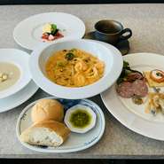 当店人気NO1のプチコースメニュー。今月の前菜・季節のスープを楽しんだ後は、お好きなパスタを選んで、デザート・ドリンクまで。弾む会話をゆっくりとお楽しみいただけます。