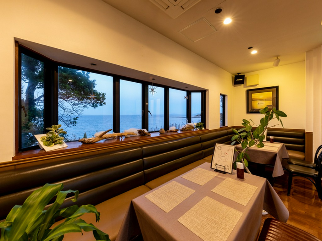 料理に合う世界各地のワインを約20種常備