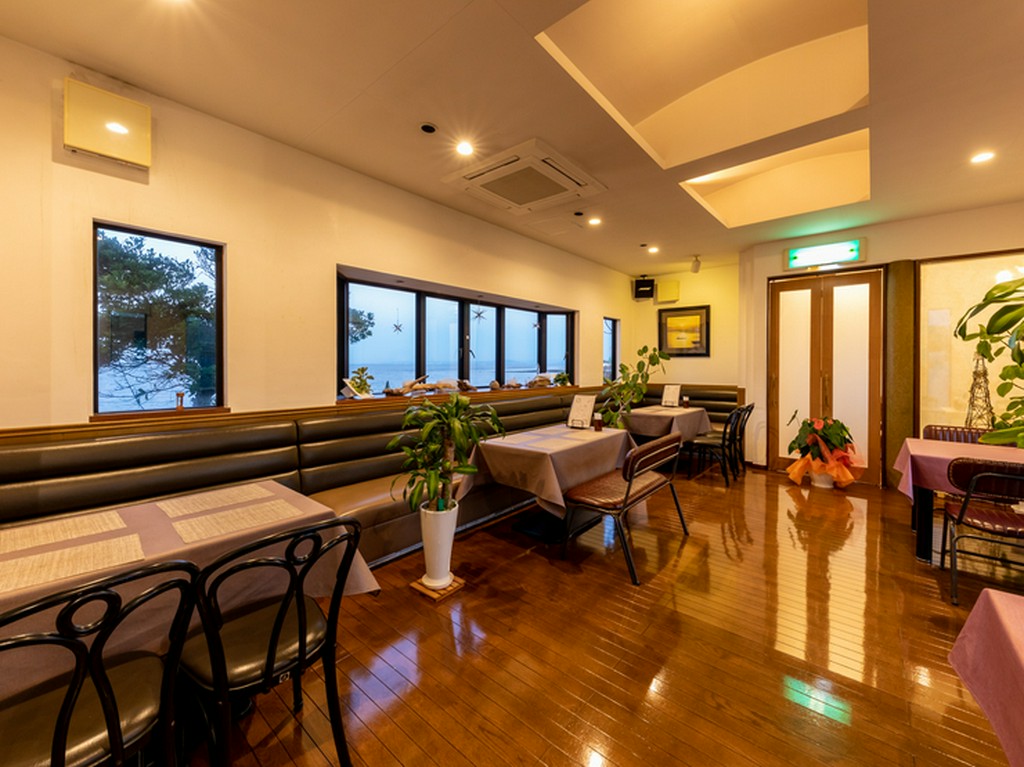 ソーシャルディスタンスを取ってのご案内、換気・除菌対策