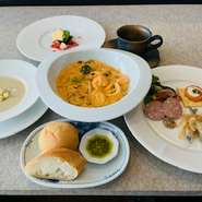 季節のスープ・今月の前菜・パン・パスタ（選択）・デザート・ドリンク。名前はレディースですが、男性にも大人気の当店ナンバー１の看板メニューです。月替わりのパスタと定番パスタからお好きなパスタが選べます。