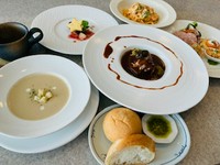 季節のスープ・今月の前菜・パン・パスタ(選択）・牛ほほ肉の赤ワイン煮・デザート・ドリンク。２名様からのお受けいたします。当日注文でも可能ですが、予約をいただけるとスムーズです。2月末、販売終了。