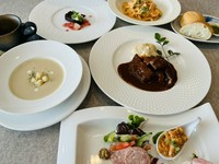 じっくり煮込んだホホ肉の赤ワイン煮や、和牛フィレ肉などその時のお肉料理が自慢のコース料理です。在庫があれば当日でのご注文もでき、気軽に召し上がれるメニューになっております
