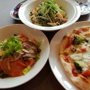 サラダ・ピッツァ・パスタのお取り分けスタイルです。料金は１名様の料金になります（２名様￥4400）