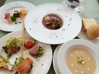 少し贅沢なお昼の時間を。２名様より承ります