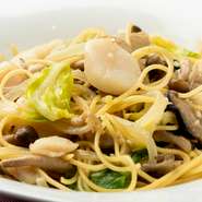 3種類の九州産の醤油をブレンドし、ソースにしたあっさり風味のスパゲティ。帆立の貝柱とシメジ、シイタケ、エリンギ、マイタケ、エノキなどたっぷりのきのこを使い、年配の方には一番人気のスパゲティです。