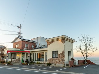 店の前に広がる有明海