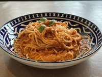 完熟したトマトをベースに、フレッシュなモッツァレラチーズと薫り高いバジルを組み合わせ、シンプルながら食べ応えのあるパスタです。温かいうちにお召し上がりください（チーズが固まりやすいです）。