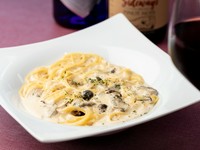 新鮮なきのこの旨味がソースに溶け込み、クリーミーさの中に豊かな食感をプラス。明太子の塩気と旨味はパスタ全体に深い味わいを与えてくれます。当店開始以来、長らく人気のあるパスタです。