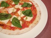 シンプルでありながら絶品！トマトソースをベースに、モッツァレラチーズ、バジルを使った、素材の味が楽しめます。どの料理とも、お酒とも相性のいいピザです。