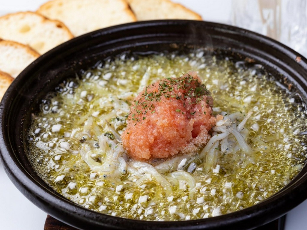 オリジナルレシピがおいしさの秘訣『シラスと明太のアヒージョ』