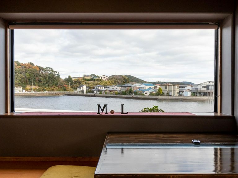 町の風景を眺めながら、ゆったりとくつろげる空間を用意