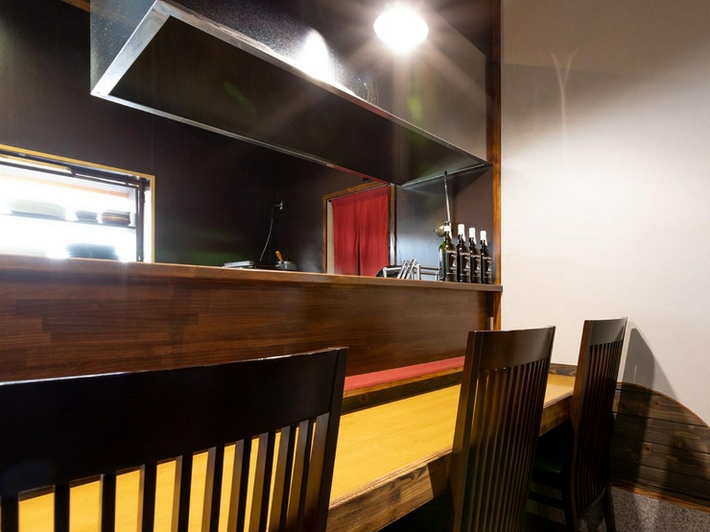 記念日などのデート利用なら、カウンター席もオススメ