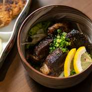 牛たんをじっくり4時間ほど煮込み、手づくり柚子胡椒とポン酢で味付けしました。モツ煮込みのような感覚で食べられる【笑和】ならではのメニューとして店主が考案した、ピリ辛＆さっぱりの一皿です。