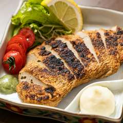 すりみ揚げに炭火焼の香ばしさが加わって、中はふっくらプリプリ『式見すりみの炭火焼』