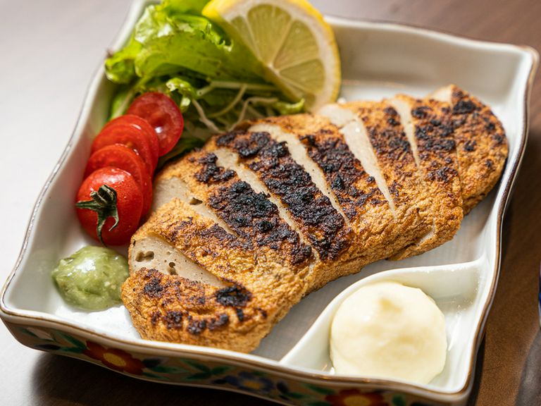 すりみ揚げに炭火焼の香ばしさが加わって、中はふっくらプリプリ『式見すりみの炭火焼』