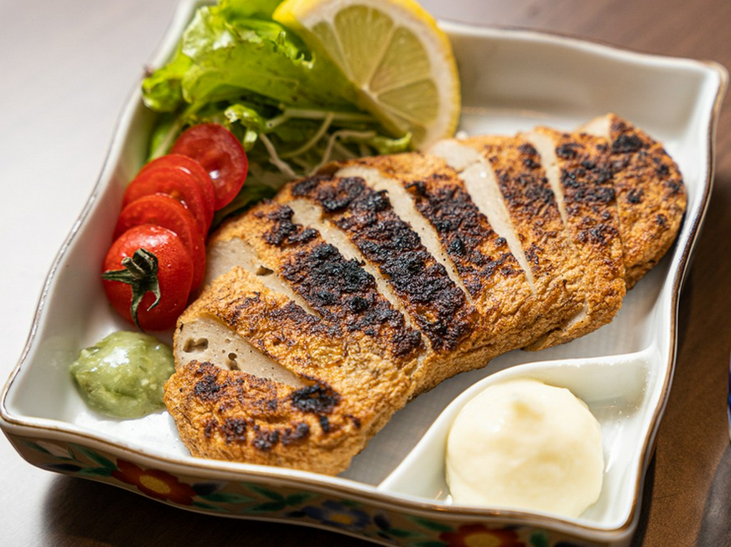 すりみ揚げに炭火焼の香ばしさが加わって、中はふっくらプリプリ『式見すりみの炭火焼』