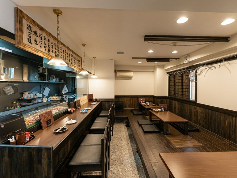 ゆったりくつろげる掘りごたつ形式のテーブルとカウンター席