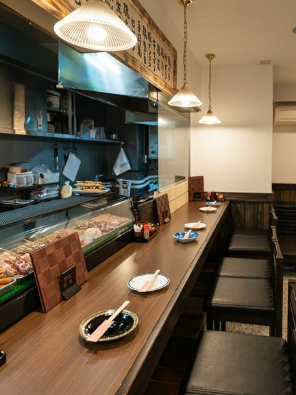 目の前のケースに並ぶ串を見ながら頼むのも楽しい