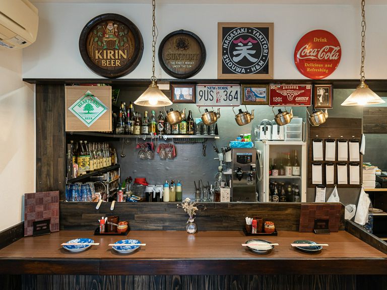 懐かしくもおしゃれなセンスのカウンター席