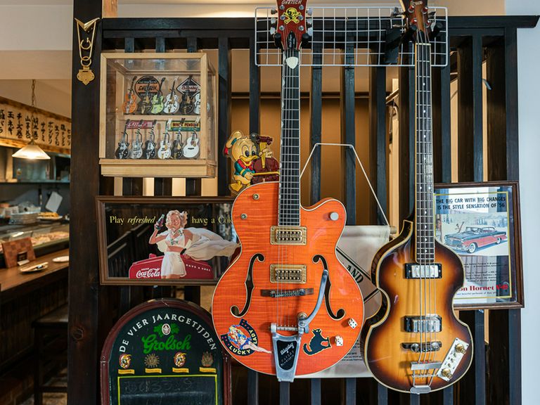 エレキギターが飾られ、懐かしいオールディーズが流れる店内