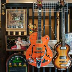 エレキギターが飾られ、懐かしいオールディーズが流れる店内