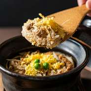 注文が入ってから生米に出汁を張り、具材を入れて釜飯方式で炊き上げます。餅米も配合され、ふっくらもっちりとした食感が特徴。伝統のメニューにさらに磨きがかかり、より美味しくなったと好評です。