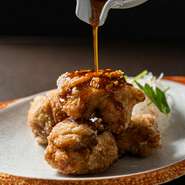 創業からの名物メニュー。九州産「ハーブ鶏」のもも肉を2度揚げして仕上げます。油の温度や、寝かせるタイミングなど研究し、美味しさはさらにグレードアップ。お店独自の油淋ポン酢でさっぱりと味わえます。