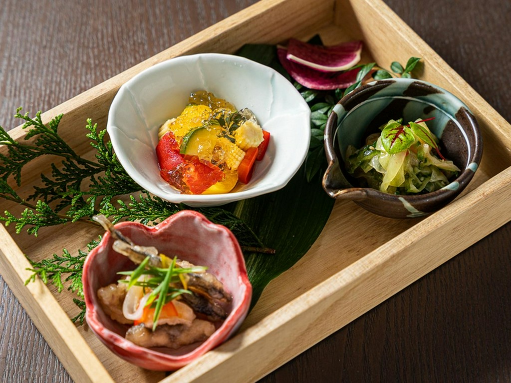 カウンターに並ぶ大鉢料理からの『大鉢料理　三種盛り合わせ』