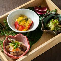 カウンターに並ぶ大鉢料理からの『大鉢料理　三種盛り合わせ』