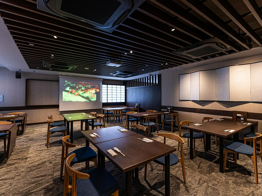 店内はゆったりしたテーブル配置の、和モダンなおしゃれな雰囲気