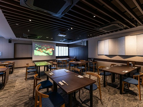 店内はゆったりしたテーブル配置の、和モダンなおしゃれな雰囲気