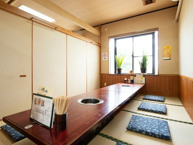 家族で利用できるゆったりとした広い空間の焼肉店