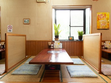 温かみのあるアットホームな店内でくつろぐ