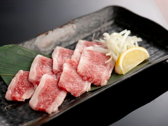 サッと軽く炙っただけで食べられる鮮度が自慢のジューシーな味わいがやみつきになる『炙りロース』