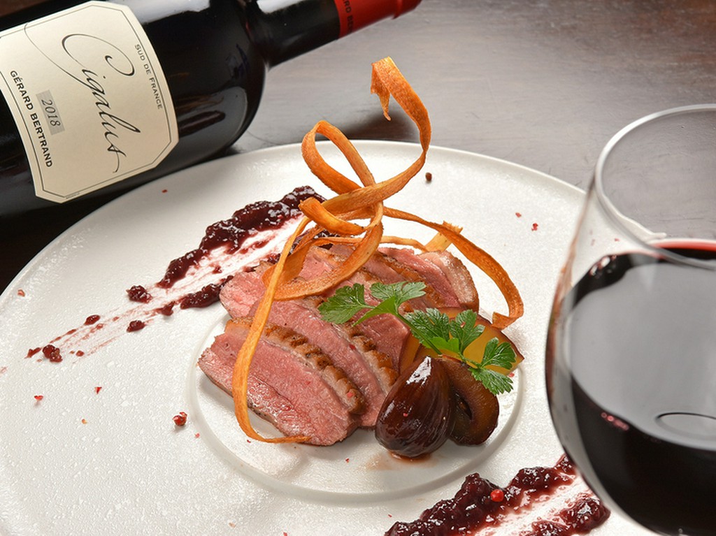 甘みと酸味のバランスが絶妙な旬のソースがおいしさを引き立てる『鴨肉のロースト　イチジクソース』