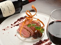甘みと酸味のバランスが絶妙な旬のソースがおいしさを引き立てる『鴨肉のロースト　イチジクソース』