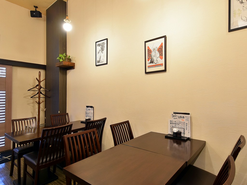 おいしい食事を囲む、大人のデートに最適