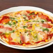 ピザ生地は薄くて食べやすいクリスピー生地になっています。