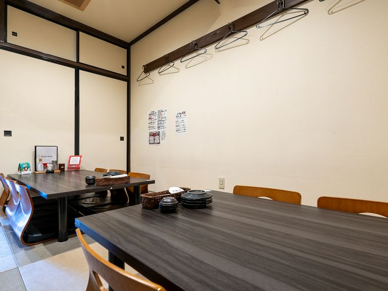 バリエーション豊富な料理を囲んで盛り上がる歓送迎会