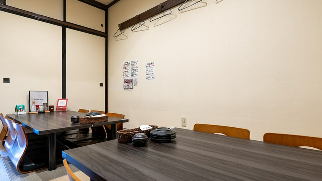 バリエーション豊富な料理を囲んで盛り上がる歓送迎会