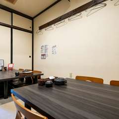 バリエーション豊富な料理を囲んで盛り上がる歓送迎会