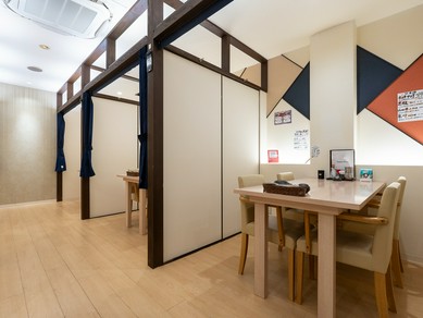 間仕切りのあるテーブル席でプライベート空間を確保