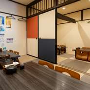 靴を脱いでリラックスできる座敷をご用意しております。会社の接待もちろん、親しい仲間との宴会や家族、親せきの集まりにオススメです。