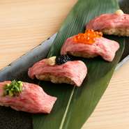 黒毛和牛A5ランクの肉を軽くあぶり、ウニやイクラを乗せた豪華な一皿。和牛の繊細な旨みとウニやイクラの濃厚な風味が口の中で溶け合い、贅沢な味わいが広がります。上質な素材の調和が生む極上のひと時を楽しんで。